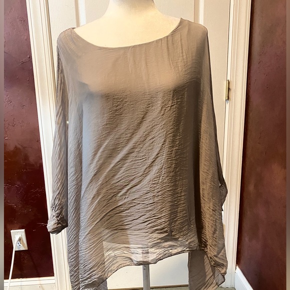 El Mar Silk Taupe Top with Vicose Shell beneath - Picture 1 of 4